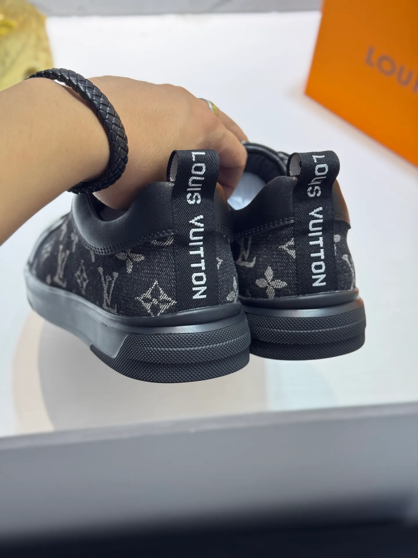 Men's shoes 💰400 [New model] 🌂🌂 Top quality original Louis Vuitton®️ Trendy and fashionable yet low-key men's casual shoes, LV cowhide embossed upper, comfortable and breathable, mesh lining, original rubber outsole, 2 colors available ~ a must-have for stylish men. Size: 38-44 (45 customized